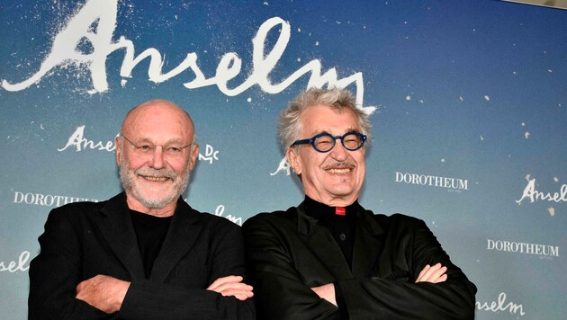 Anselm Kiefer mit Wim Wenders (re.) bei der Premiere des Films „Anselm. Das Rauschen der Zeit“ in Berlin. (Bild: (c) www.VIENNAREPORT.at)