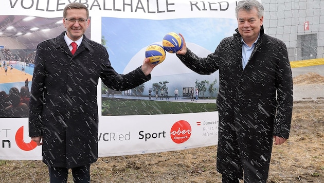 Bei der Versiegelung für eine Volleyballhalle waren sich Landesrat Achleitner und Vizekanzler Kogler doch einig. (Bild: Land OÖ/Lisa Schaffner)