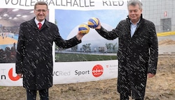 Bei der Versiegelung für eine Volleyballhalle waren sich Landesrat Achleitner und Vizekanzler Kogler doch einig. (Bild: Land OÖ/Lisa Schaffner)