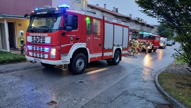 Einsatzkräfte der Feuerwehr Wattens konnten mit Unterstützung ihrer Kollegen aus Kolsass die Frau retten und aus der völlig verrauchten Wohnung bergen. (Bild: ZOOM.TIROL)