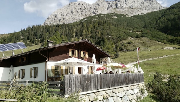 Unter anderem die Marienbergspitzen ragen über dem Almhaus empor. (Bild: Peter Freiberger)