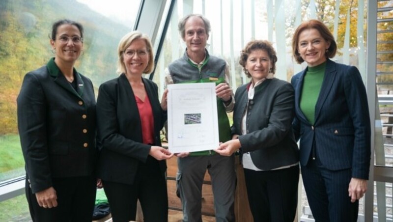 Judith Engel (ÖBB), Klimaschutzministerin Leonore Gewessler, Nationalparkdirektor Herbert Wölger, Landesrätin Ursula Lackner, Landesrätin Simone Schmiedtbauer (v.l.). (Bild: BMK / Cajetan Perwein)