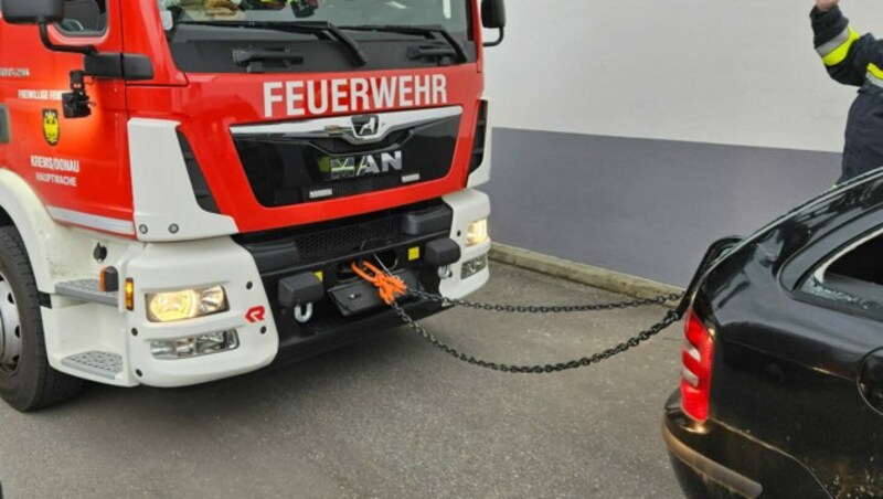 Mit der Drehleiter kann ein Auto bei akuter Gefahr auch weggezogen werden - allerdings nicht ohne größere Schäden. (Bild: Feuerwehr Krems)