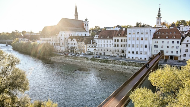 Die 106 Meter lange Fußgängerbrücke verbindet die Steyrer Altstadt mit der Tiefgarage. (Bild: Dostal Harald)