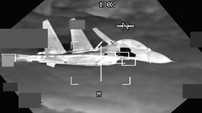 Ein chinesischer Kampfjet hat sich am 24. Oktober einem B-52-Bomber der U.S. Air Force, der im ...