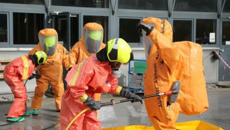 12 Feuerwehren mit deren Schadstoffeinheiten versuchten teilweise unter Vollkörperschutz im Inneren der Halle die ausgetretene Säure zu binden. (Bild: Thomas Zeiler )