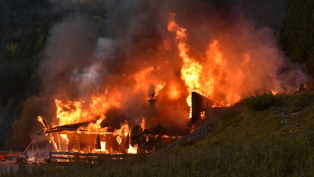 Gegen 16.20 Uhr brach der Brand im Bereich des Dachstuhls aus. (Bild: zoom.tirol)