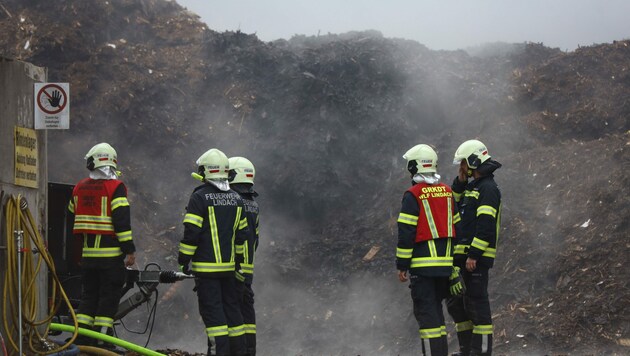 Die Feuerwehrkräfte kämpfen noch immer gegen den Brand im Hackschnitzelbunker der Papierfabrik in Laakirchen