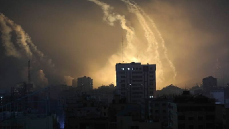 Rund 100 Kampfflugzeuge bombardierten den Gazastreifen in der Nacht auf Samstag - es könnte sich um den bisher schwersten Gegenangriff Israels nach der Hamas-Attacke vom 7. Oktober handeln. (Bild: Associated Press)