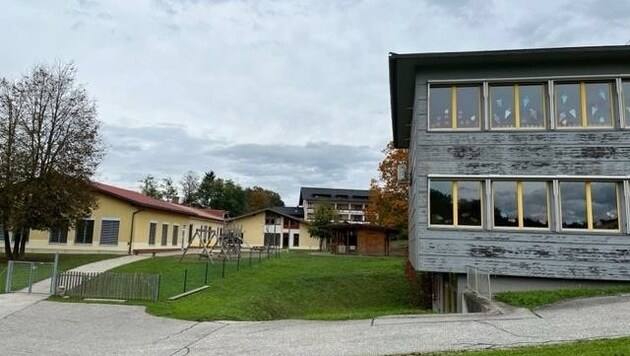 Kindergarten und Volksschule sollen verbunden werden - und zwar mit einer Überdachung. 2024 soll ...