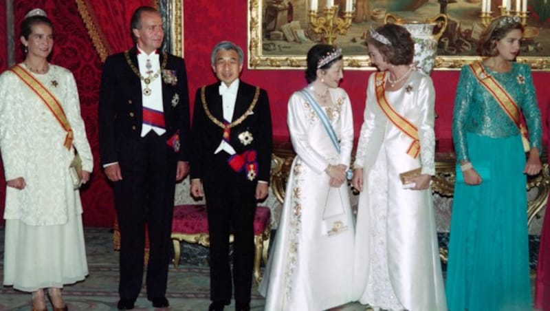 Der damalige Tenno Akihito (3.v.l.), dessen Ehefrau Michiko, Juan Carlos, Sofia, Prinzessin Elena (l.), Prinzessin Cristina (r.) (Bild: AFP or licensors)