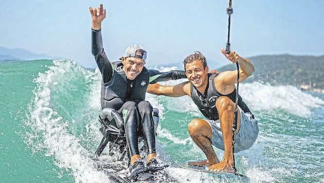 Florian Dungl (li.) gemeinsam mit Wakesurf-Pionier Markus Lahmer beim Training im offenen Gewässer. (Bild: Flo Dungl)
