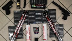 Insgesamt stellte die Polizei 128 pyrotechnische Gegenstände sicher. (Bild: LPD Wien)