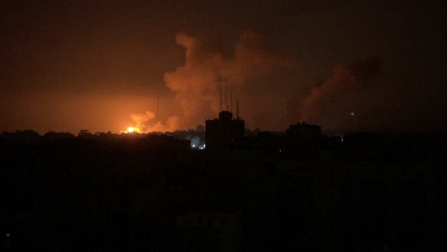 Rund 100 Kampfflugzeuge bombardierten den Gazastreifen in der Nacht auf Samstag - es könnte sich um den bisher schwersten Gegenangriff Israels nach der Hamas-Attacke vom 7. Oktober handeln. (Bild: kameraone)