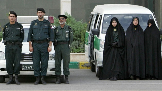 Seit Juli sind die berüchtigten Sittenwächter auf Irans Straßen zurück - sie sollen vor allem die seit mehr als 40 Jahre geltende Kopftuchpflicht kontrollieren. Das Bild ist eine Archivaufnahme. (Bild: BEHROUZ MEHRI / AFP / picturedesk.com)