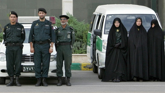 Seit Juli sind die berüchtigten Sittenwächter auf Irans Straßen zurück - sie sollen vor allem die seit mehr als 40 Jahre geltende Kopftuchpflicht kontrollieren. Das Bild ist eine Archivaufnahme. (Bild: BEHROUZ MEHRI / AFP / picturedesk.com)