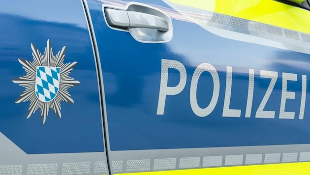 Laut Polizei griff der auch wegen Gewaltdelikten polizeibekannte Mann die Beamten sofort und unvermittelt mit einem Messer an, nachdem diese an der Haustür geläutet hatten.  (Bild: stgrafix - stock.adobe.com)