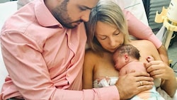 Die Eltern mit Juliana, die nach einer Schwangerschaft wie im Bilderbuch im 9. Monat mit einem ...