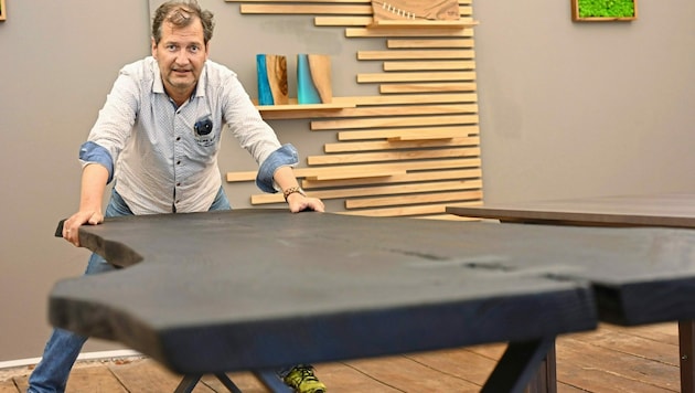 „Der einzigartige Tisch“ - das ist das neue Produkt der Meister von der Lavanttaler Tischlergemeinschaft. (Bild: EVELYN HRONEK)