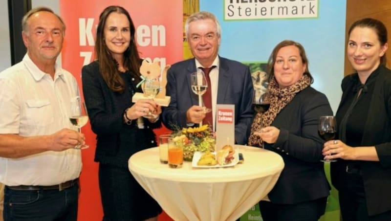 Gratulierten: Peter Eckhardt (Landesveterinär), Maggie Entenfellner, Anton Lang, Karin Winkler (Herberstein), Sarah Kastner (Tierschutzexpertin des Landes). (Bild: Harry Schiffer Photodesign)