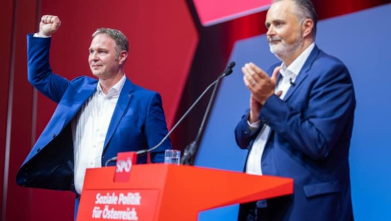 Babler und Doskozil beim Parteitag im Juni in Linz (Bild: APA/GEORG HOCHMUTH)