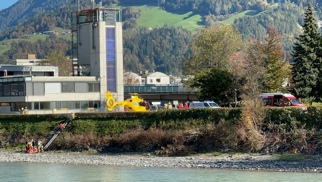 Gegen 13.15 Uhr kam es zu dem Einsatz, bei dem Mutter und Kind aus dem Inn gerettet wurden. (Bild: zoom.tirol)