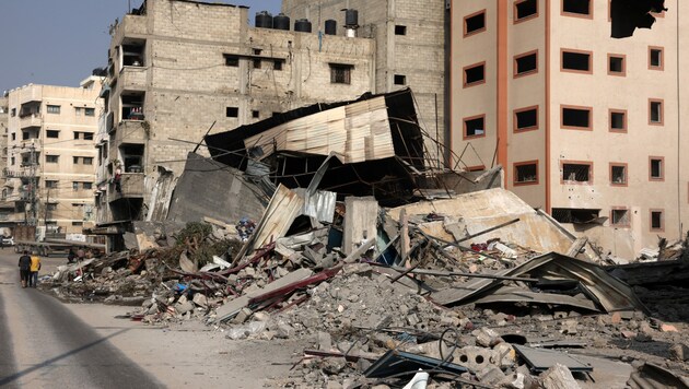 Immer mehr Häuser in Gaza-Stadt werden von Raketen und Bomben getroffen. Die Leidtragenden sind die Bewohner. (Bild: AFP)
