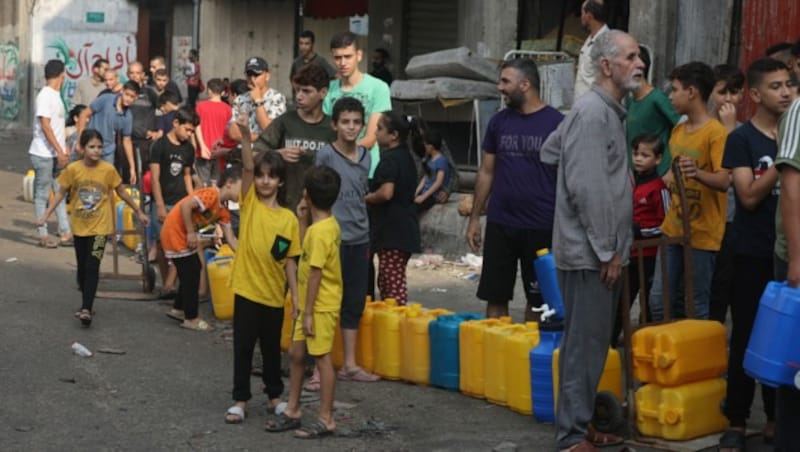 In Gaza-Stadt müssen die Menschen stundenlang um Trinkwasser anstehen, die Infrastruktur ist vielerorts zerstört. (Bild: AFP)