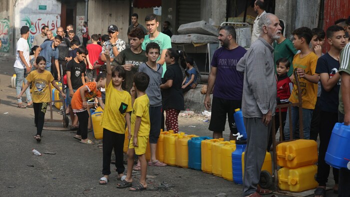 In Gaza-Stadt müssen die Menschen stundenlang um Trinkwasser anstehen, die Infrastruktur ist ...