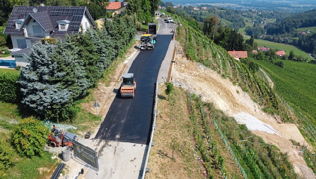 Die wohl spektakulärste Baustelle: die Hangrutschung an der Weinstraße. (Bild: Land Steiermark)