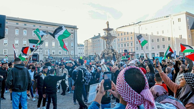 Etwa 200 Personen nahmen am Samstag bei der Pro-Palästina-Demo am Residenzplatz in der Mozartstadt teil. (Bild: Markus Tschepp)