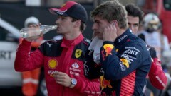 Charles Leclerc (li.) steht auf der Pole, Max Verstappen (re.) kommt ohne Strafe davon.  (Bild: AP)