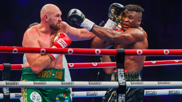 Tyson Fury (li.) bezwingt Francis Ngannou. (Bild: APA/AFP/Fayez NURELDINE)