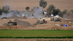 Eine israelische Artillerieeinheit nahe der Grenze zwischen Israel und Gaza (Bild: Associated Press)