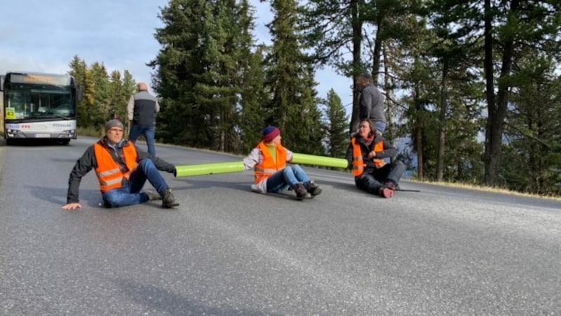 Drei Aktivisten legten den Verkehr zum Startort kurzzeitig lahm. (Bild: Letzte Generation Österreich)