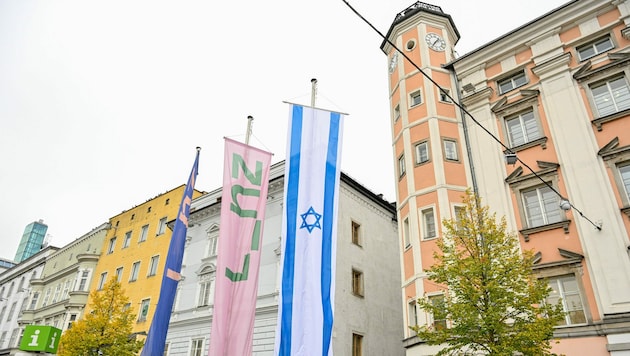 Die Israel-Fahne vor dem Linzer Rathaus wurde zum dritten Mal geschändet (Bild: © Harald Dostal / 2023)