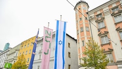 Die Israel-Fahne vor dem Linzer Rathaus wurde zum dritten Mal geschändet (Bild: © Harald Dostal / 2023)