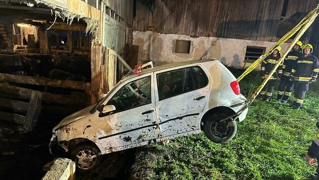 Die FF Ettendorf bei Stainz barg das Auto (Bild: FF Ettendorf bei Stainz)