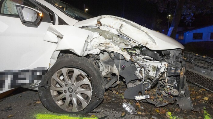 Das Auto wurde komplett demoliert.