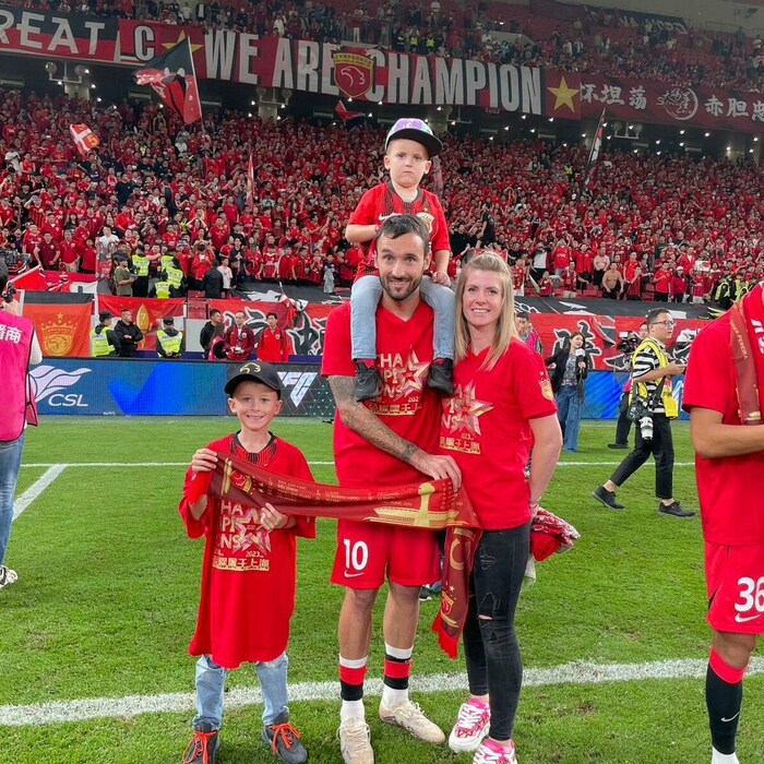 „We are Champions“. Markus Pink feierte mit seiner Martina, Max und Mateo.