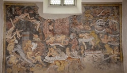 Am Wandbild sind Dämonen abgebildet, die Menschen quälen. (Bild: Holitzky Roland)