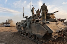 Israels Armee rückt mit Panzern in den Gazastreifen vor. (Bild: AFP)