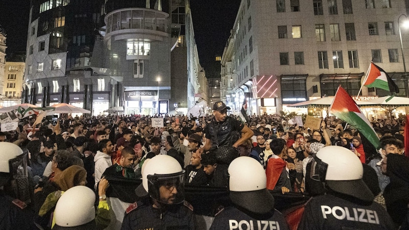 Die Pro-Palästina-Demos in Wien hatten für Schlagzeilen gesorgt, auch der Verfassungsschutz war aktiv geworden. (Bild: APA/TOBIAS STEINMAURER)