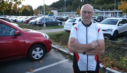 Alfons Mayrhuber vor dem stets vollen Park-and-Ride-Parkplatz am Bahnhof (Bild: Tröster Andreas)