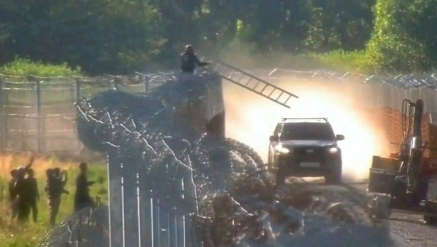 Gefährlicher Hotspot auf der Flucht nach Europa: der Grenzzaun zwischen Serbien und Ungarn. (Bild: youtube.com/PoliceHungary)