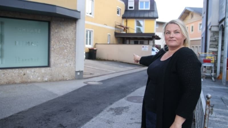 Evelin Strasser hat Mühe, vor ihrem Lager einen Parkplatz zum Ausladen zu finden. Dort Parkende zeigt sie regelmäßig an. (Bild: Tröster Andreas)