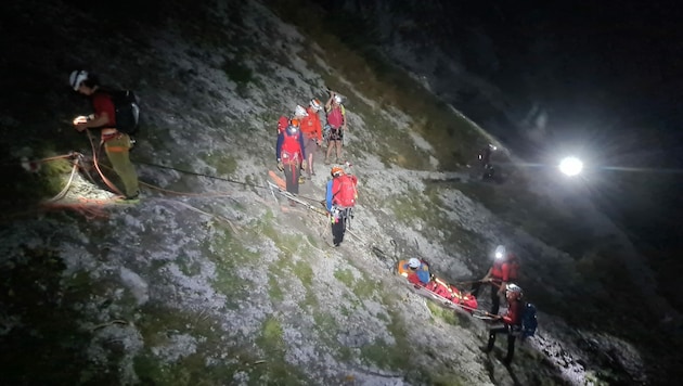 In völliger Dunkelheit bahnen sich die Helfer in Grünau von der Welserhütte mit dem Patienten einen Weg ins Tal. (Bild: Bergrettung Grünau)