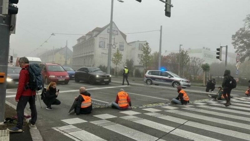 Gegen 8 Uhr klebten sich mehrere Aktivisten auf die Straße in St. Pölten. (Bild: zVg)