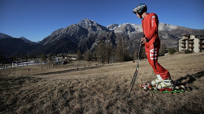 Bilder, an die man sich wohl gewöhnen muss: trockene Grashalme statt Schnee in den Alpen