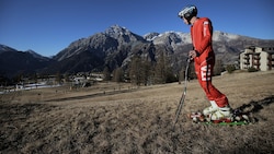 Bilder, an die man sich wohl gewöhnen muss: trockene Grashalme statt Schnee in den Alpen (Bild: AFP/MARCO BERTORELLO)